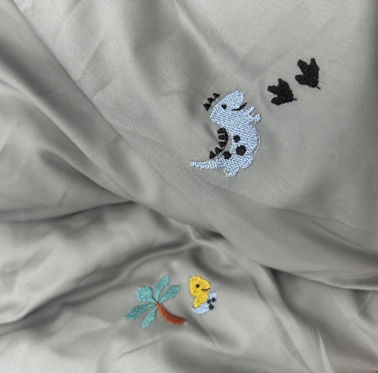 【韓國製四季厚被】恐龍刺繡四季厚被 100%天絲
