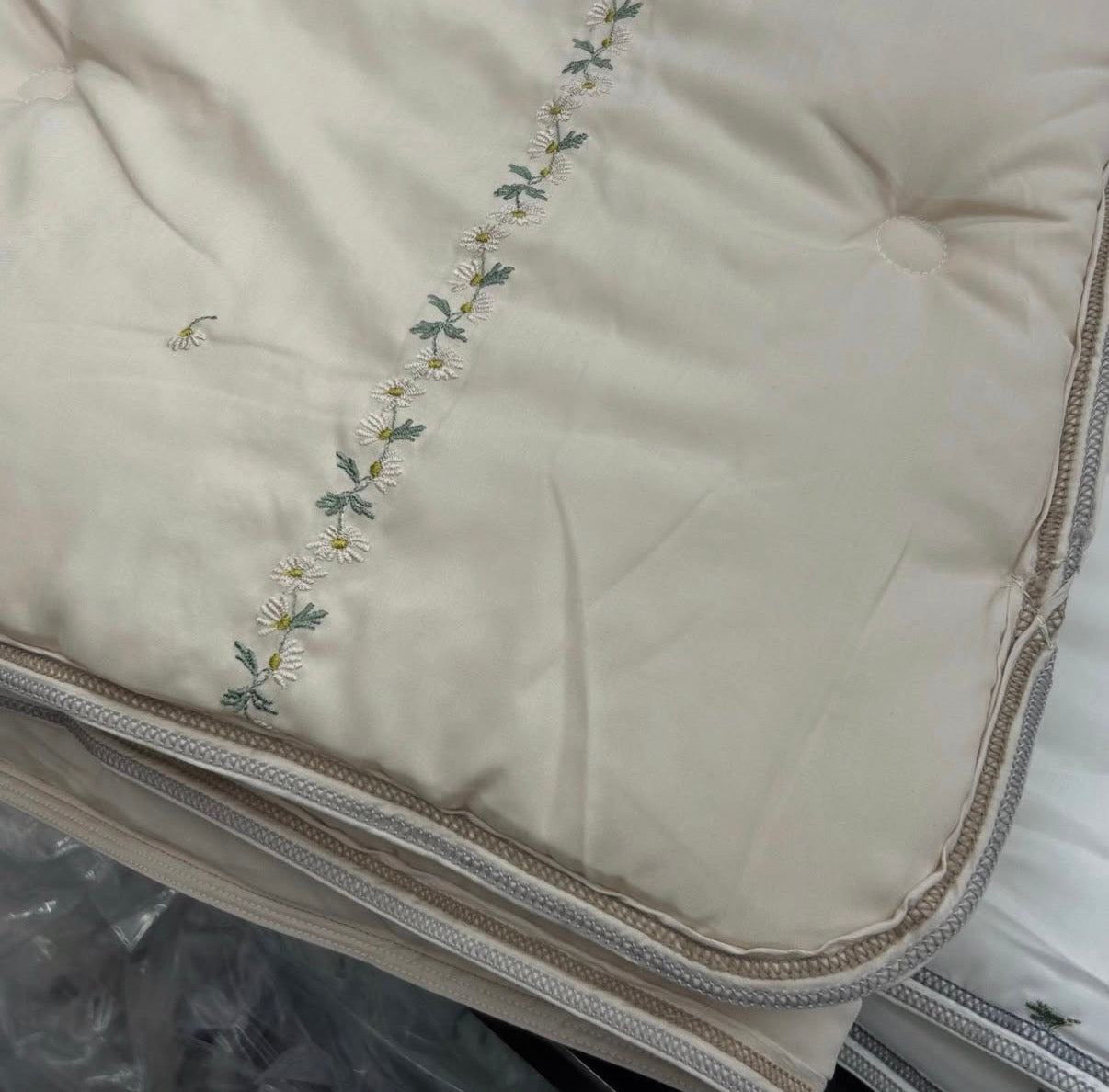 【韓國製四季薄被】刺繡雛菊四季薄被 100%天絲