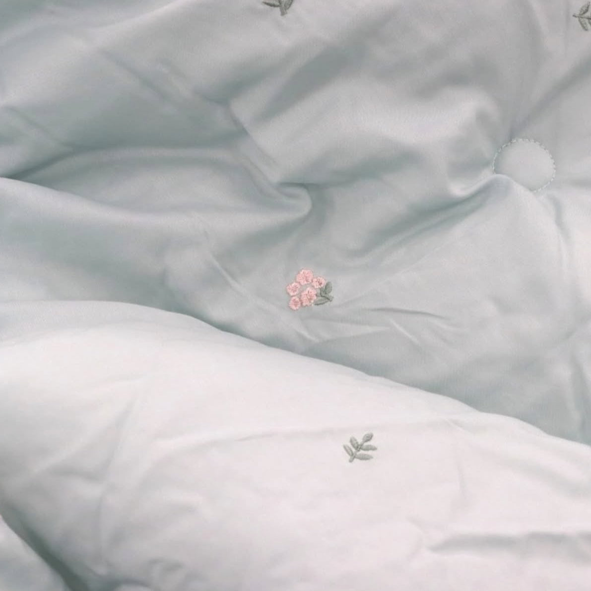 【韓國製四季薄被】清新小花刺繡四季薄被 100%天絲